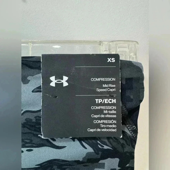 UnderArmour Black and White Print Compression Capri Leggings - Size XS - Picture 7 of 8
